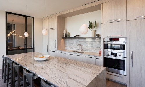 kitchen with modern appliance and a large resident island